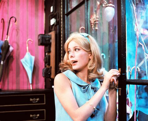  Umbrellas of Cherbourg! Een melancholische musical over liefde en verlies in de Franse havenstad